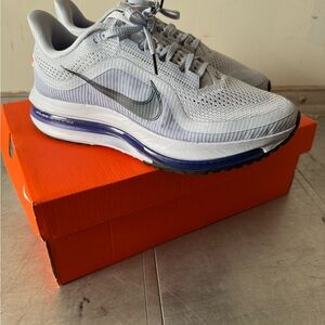 Nike Men's Gray and Blue Athletic Shoes
